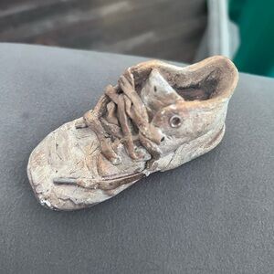 Vintage-Style Bronze Shoe Sculpture - Decorative Athletic Sneaker Art HG100